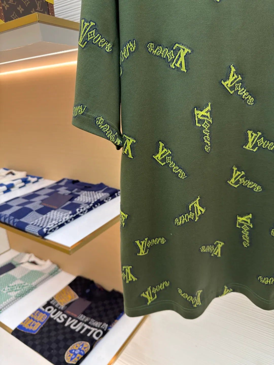LOUIS VUITTON cut-out letter T-shirt ●Authentic product: purchased and developed at 8950 ●Item number: 1680397-A85 ●Fabric: combed cotton yarn fabric ●Technology: washed production ●Version: fitted version ●Weight: about 255 grams ●Size: XS-S-M-L ●Description: The fabric is made of 60S double-ply combed cotton yarn. The color of the bulk yarn is ordered and dyed. The Y version is purchased and the hem fabric is disassembled to analyze the yarn parameters. The green embryo is woven using a 60s double-ply ring-spun yarn and an 8-cylinder fly knitting circular knitting machine. All the base and yarn threads of the gray fabric are machine-trimmed. The yarn loss rate of the gray fabric is as high as 40%. The high cost of raw material loss increases dramatically. In the later stage, an air cylinder is used for high-temperature and high-pressure washing water setting + liquid ammonia soaking to make the tissue between the yarns tighter. The overall fabric surface is flat and the reference Y version of the garment is cut by hand with front and rear positioning flowers. The overall wiring is straight and delicate, the fabric is comfortable and soft, and the color is consistent without color difference. It can be matched with the same style to create a fashionable look and control various occasions. Customized accessories, complete with three standards, same style for men and women!